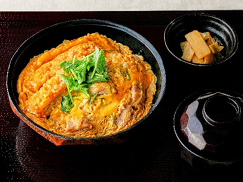 ハーフ&ハーフ丼 かつ丼と親子丼(修善寺カントリークラブのレストラン)